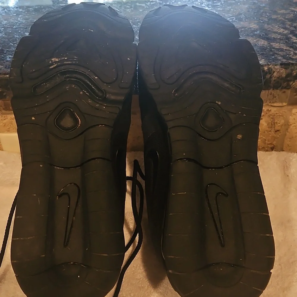 Nike  All-Black Sneakers - Picture 6 of 7